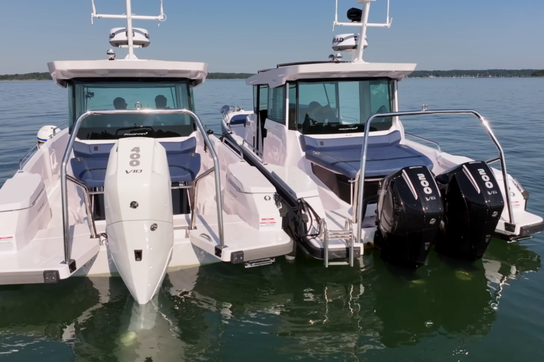 Axopar 29 Single vs Twin Engine – Stern View Stern view of two Axopar 29s floating, with a white single V10 400hp engine boat on the left and a black twin V6 200hp engine boat on the right.